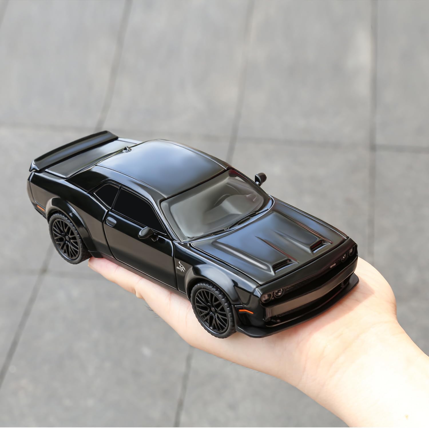 Dodge Challenger Hellcat - Diecast Metal Car - Scale 1:24