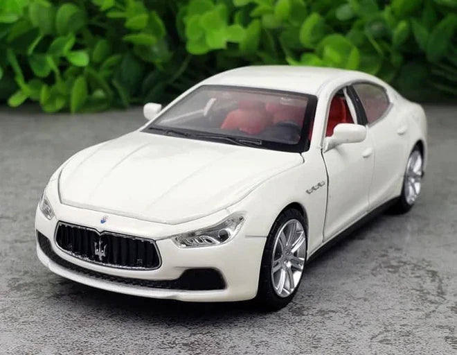 Maserati Quattroporte - Diecast Metal Car - Scale 1:32