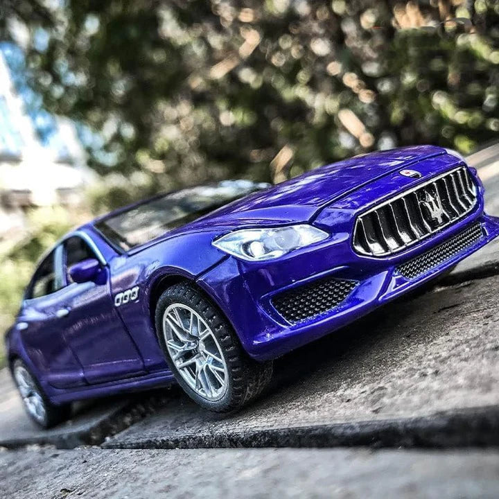 Maserati Quattroporte - Diecast Metal Car - Scale 1:32